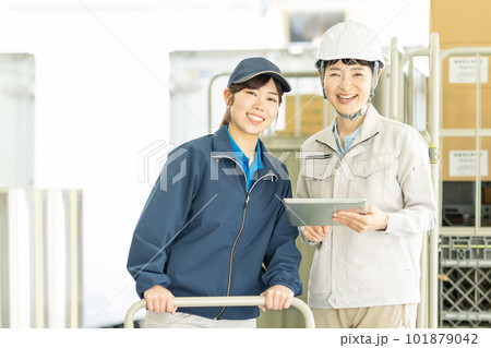 倉庫で働く女性ドライバーと作業員 101879042