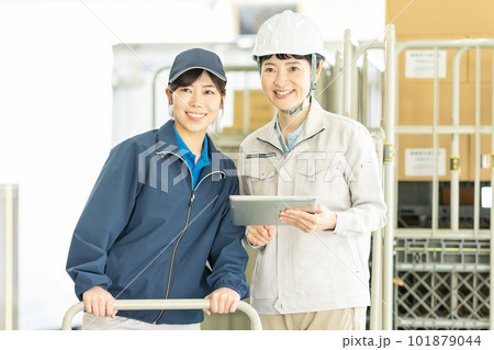 倉庫で働く女性ドライバーと作業員 101879044