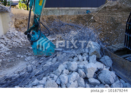 住宅の解体現場　コンクリート壁や基礎の解体　瓦礫の山 101879244