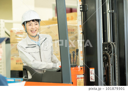 倉庫で働く女性ドライバーと作業員 101879301