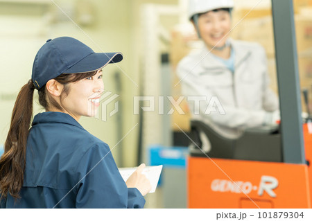 倉庫で働く女性ドライバーと作業員 101879304