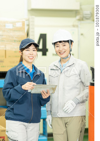倉庫で働く女性ドライバーと作業員 101879308