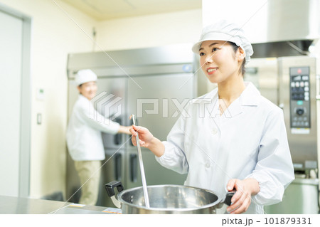 厨房で料理をする調理師の女性 101879331