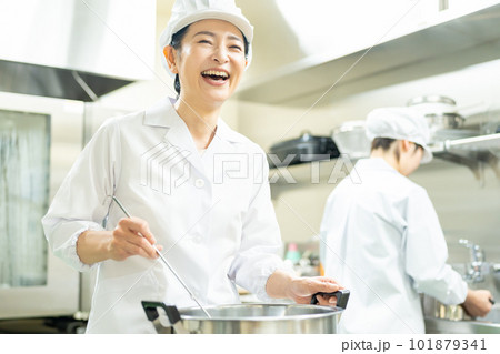 調理師　女性　厨房 101879341