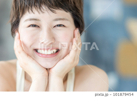 スキンケアをする若い女性 101879454