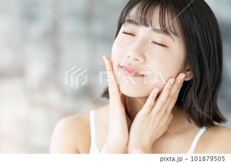 スキンケアをする若い女性 スキンケアをする若い女性 101879505