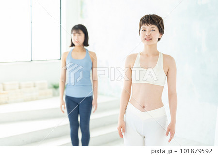 ヨガをする若い女性 101879592