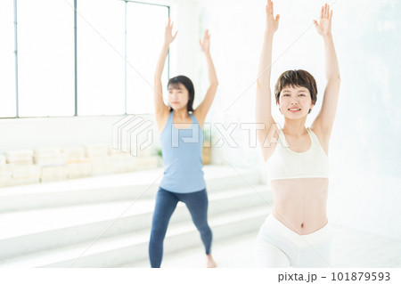 ヨガをする若い女性 ヨガをする若い女性 101879593