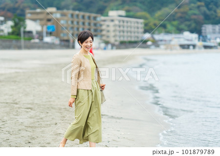 海辺を歩くミドルの女性 101879789