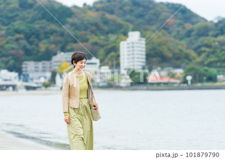 海辺を歩くミドルの女性 101879790