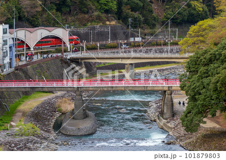 箱根湯本駅の前を流れる川	 101879803