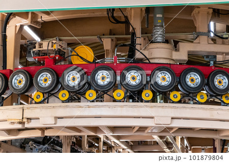 ロープウェイのゴンドラを動かす円形のローラー 101879804