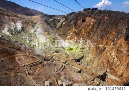 箱根・ロープウェイから見下ろす大涌谷 101879812