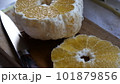 まな板の上で切っている夏みかんの断面 101879856