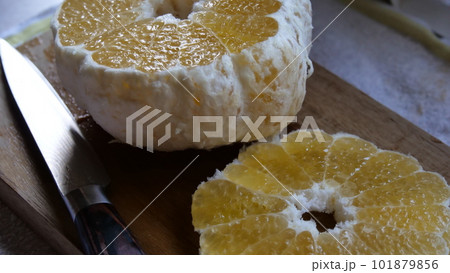 まな板の上で切っている夏みかんの断面 まな板の上で切っている夏みかんの断面 101879856