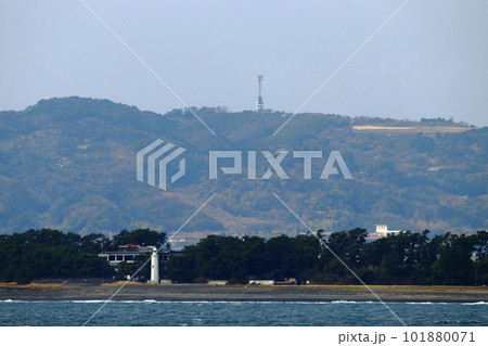 清水港 沖合から眺める日本平と三保の松原 三保灯台(清水灯台) 清水港 沖合から眺める日本平と三保の松原 三保灯台(清水灯台) 101880071