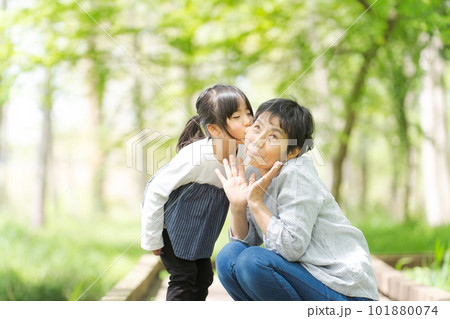 孫とおばあちゃんのポートレート 孫とおばあちゃんのポートレート 101880074