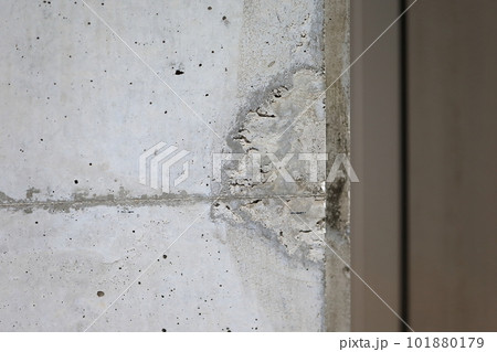 打ち放しコンクリートの出隅に発生したコールドジョイント 打ち放しコンクリートの出隅に発生したコールドジョイント 101880179