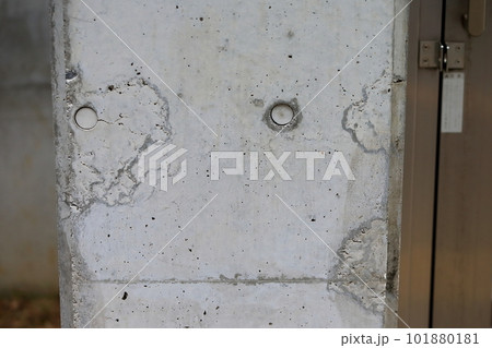 打ち放しコンクリートの出隅に発生したコールドジョイント 打ち放しコンクリートの出隅に発生したコールドジョイント 101880181