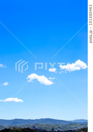 青空と雲と山並み 101880463