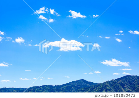 青空と雲と山並み 青空と雲と山並み 101880472