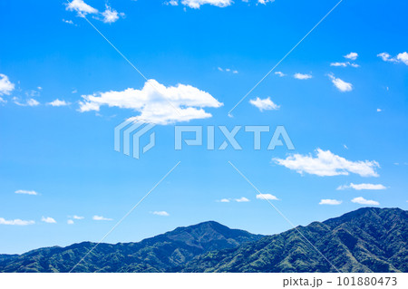 青空と雲と山並み 青空と雲と山並み 101880473