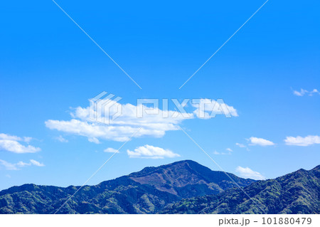 青空と雲と山並み 青空と雲と山並み 101880479