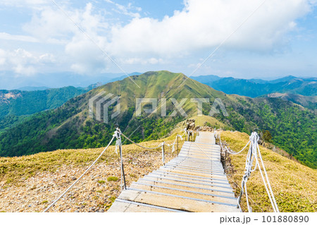 春の剣山登山（山頂から次郎笈を望む） 101880890