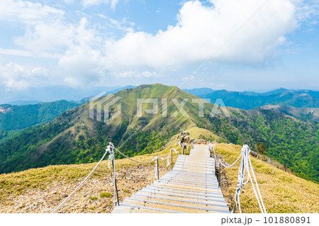 春の剣山登山（山頂から次郎笈を望む） 101880891