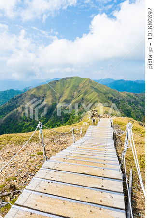 春の剣山登山（山頂から次郎笈を望む） 101880892