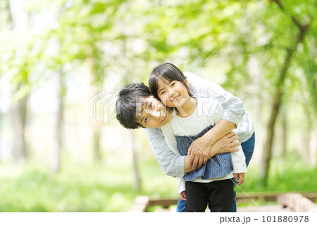 孫とおばあちゃんのポートレート 101880978