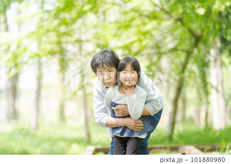 孫とおばあちゃんのポートレート 孫とおばあちゃんのポートレート 101880980
