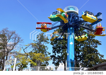 前橋市　前橋公園遊園地るなぱあくの遊具と新緑 101880985