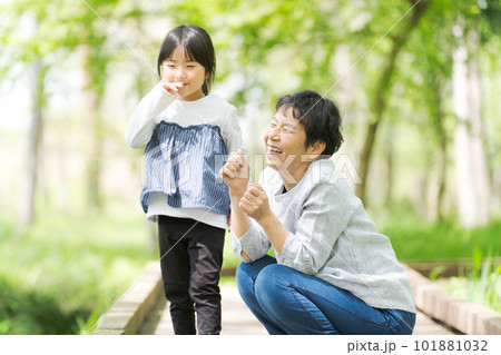 孫とおばあちゃんのポートレート 101881032
