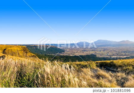 秋の大観峰と阿蘇山 秋の大観峰と阿蘇山 101881096