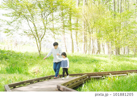 孫とおばあちゃんのポートレート 101881205