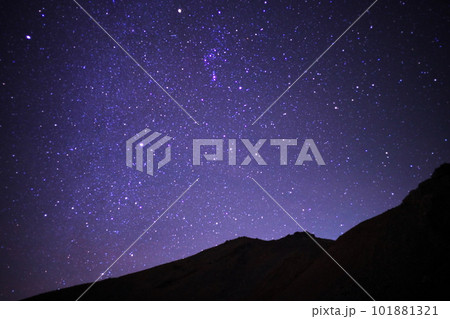 御嶽山二ノ池から剣ヶ峰にかかるオリオン座を臨む 101881321