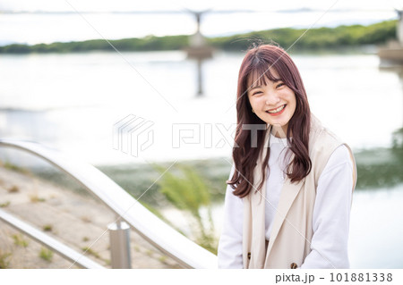 女子大学生河川敷でのポートレート 女子大学生河川敷でのポートレート 101881338