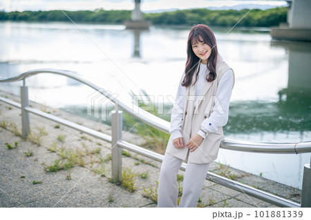 女子大学生河川敷でのポートレート 女子大学生河川敷でのポートレート 101881339