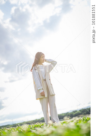 河川敷で女子大生ポートレート 河川敷で女子大生ポートレート 101881551