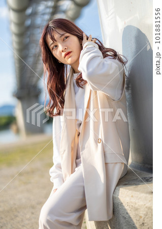 河川敷で女子大生ポートレート 101881556