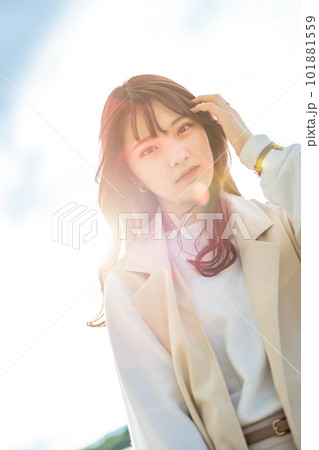 河川敷で女子大生ポートレート 101881559