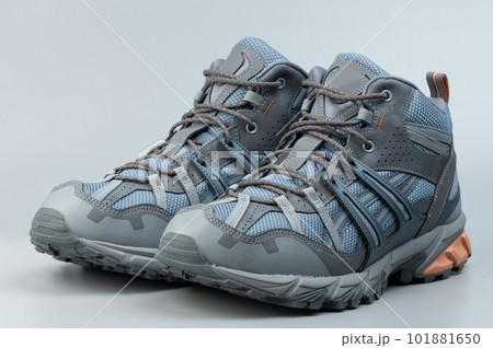 Perspective view on hiking shoes 101881650