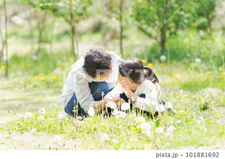 孫とおばあちゃんのポートレート 101881692