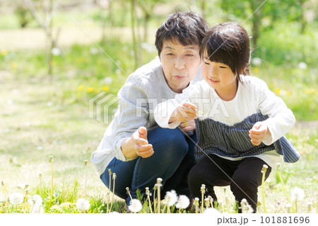 孫とおばあちゃんのポートレート 孫とおばあちゃんのポートレート 101881696