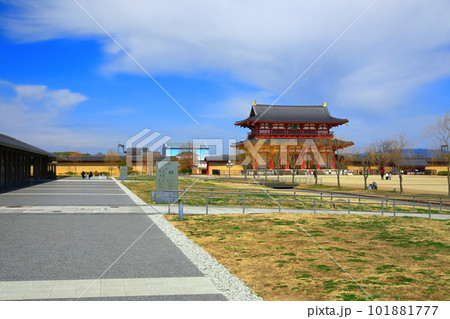 【奈良県】晴天の平城京 朱雀門(平城京跡歴史公園) 【奈良県】晴天の平城京 朱雀門(平城京跡歴史公園) 101881777