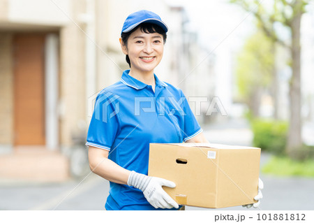 宅配便で働く女性ドライバー 宅配便で働く女性ドライバー 101881812