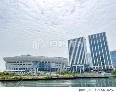 神奈川県横浜市みなとみらい21地区の音楽アリーナとホテルとオフィスビル 101881825