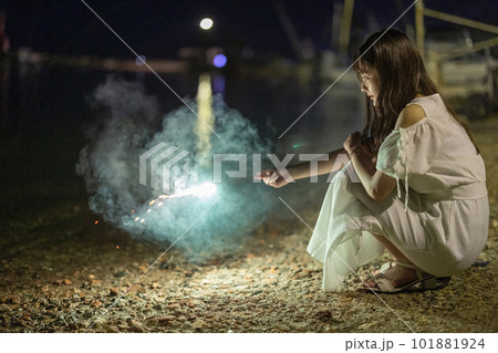 花火を楽しむ少女 花火を楽しむ少女 101881924