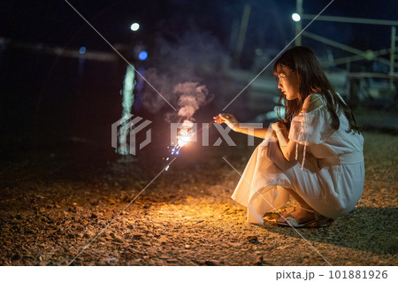 花火を楽しむ少女 101881926
